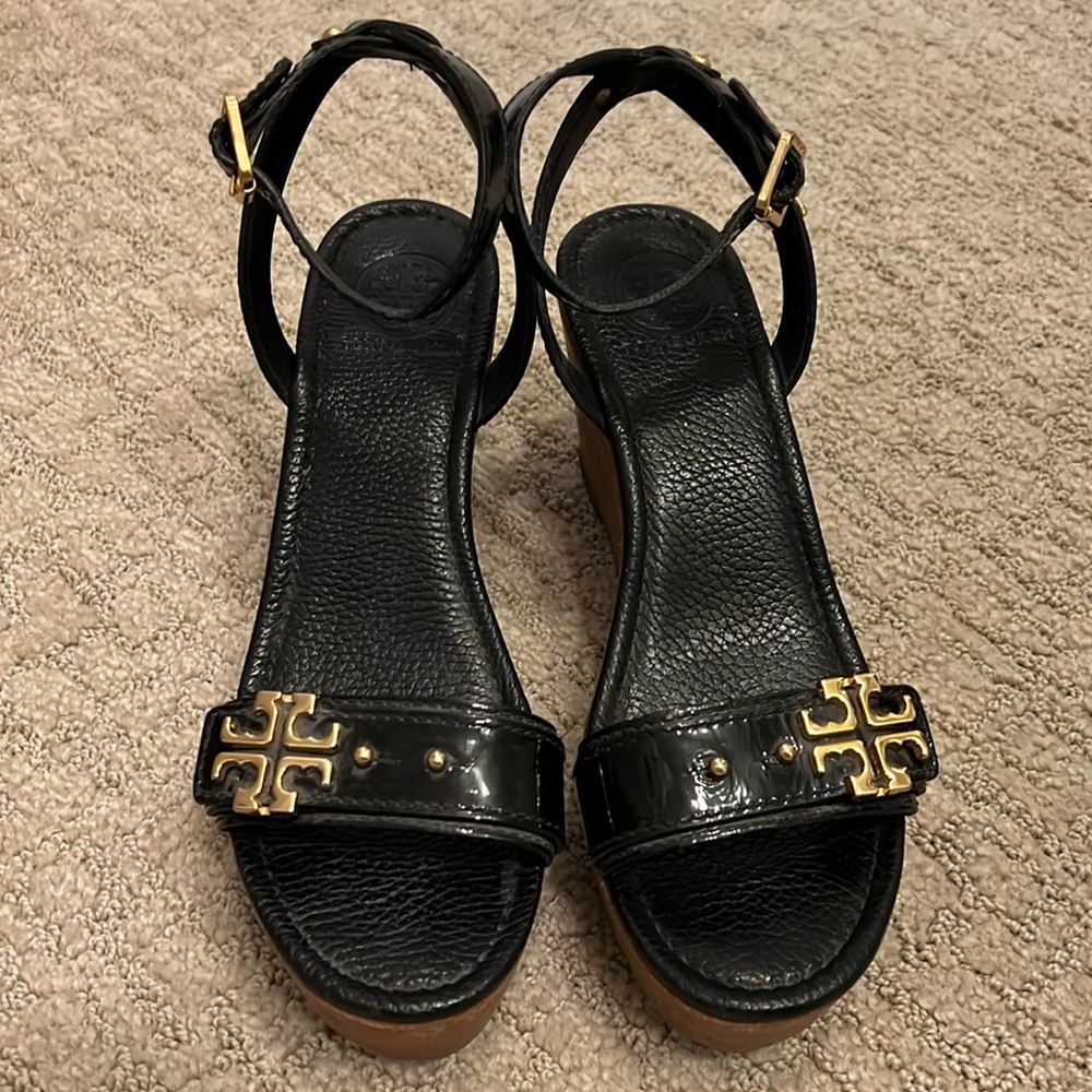 Tory Burch Elina Wedge Sandal in Black & Gold Sz 7.5
